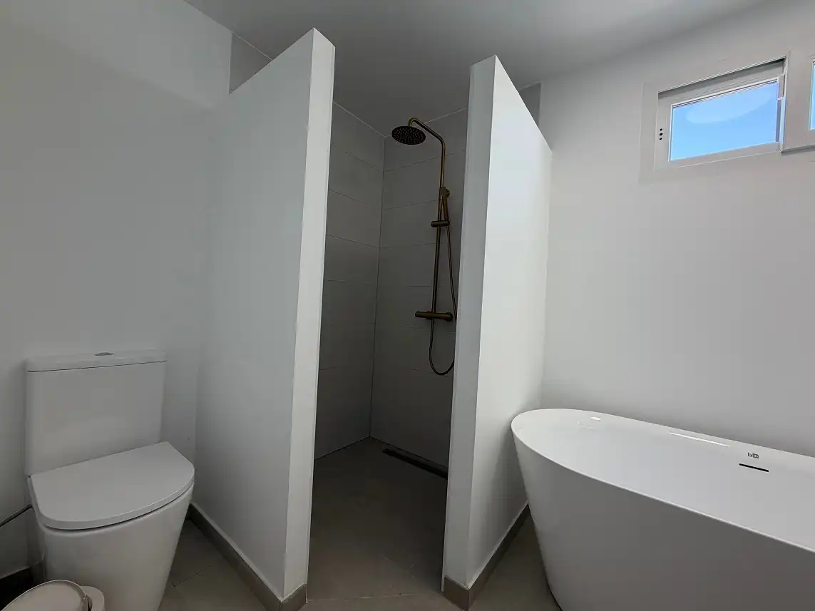 Bany de Casa o xalet en venda en Santa Pola amb Aire condicionat, Jardí privat i Piscina