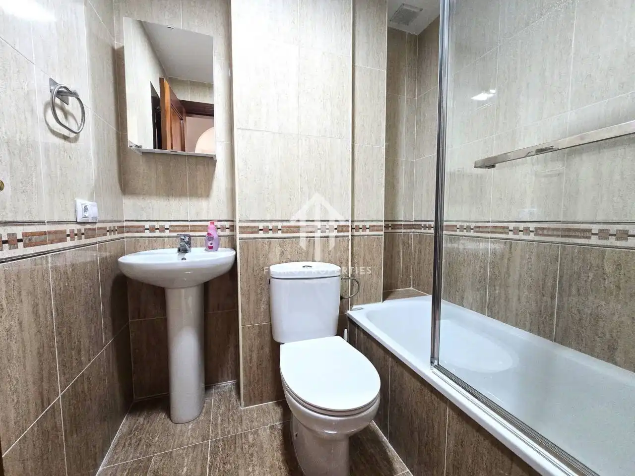 Baño de Piso de alquiler en Loja con Aire acondicionado, Amueblado y Balcón