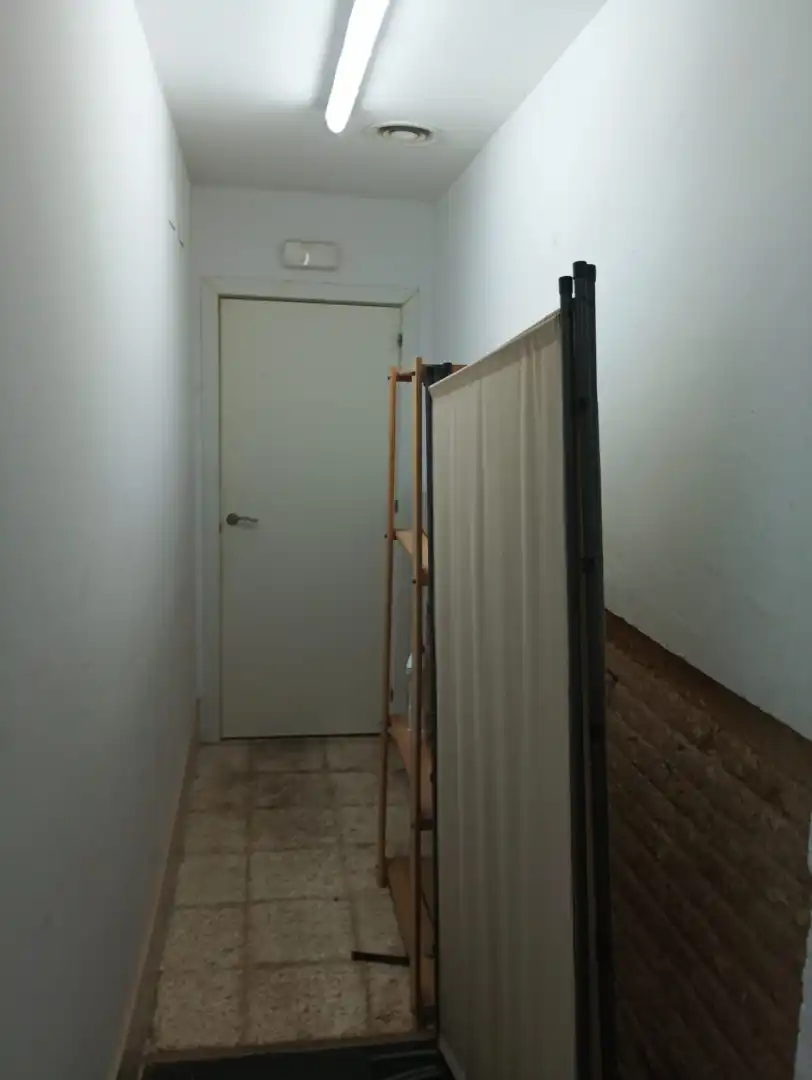 Business premises for transfer in Carrer de Cabestany 12, imagen 12