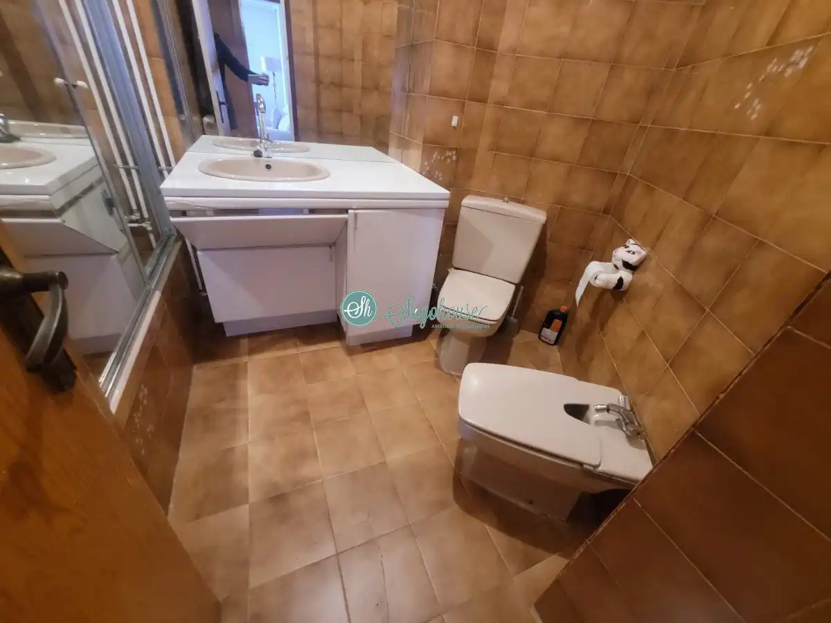 Baño de Piso en venta en Segovia con Calefacción y Terraza