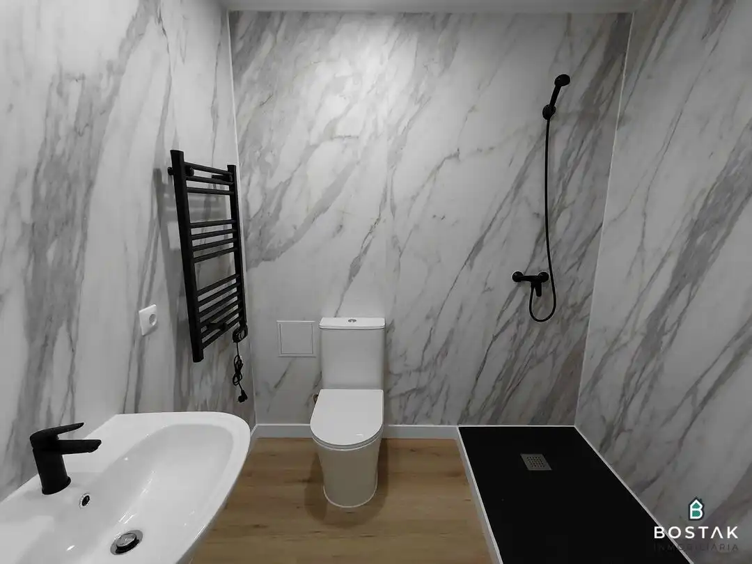 Bathroom of Flat for sale in Bilbao   with Heating and Balcony