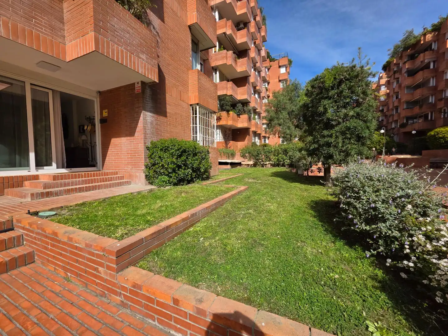 Außenansicht von Erdgeschoss zum Verkauf in Barcelona mit Parkett