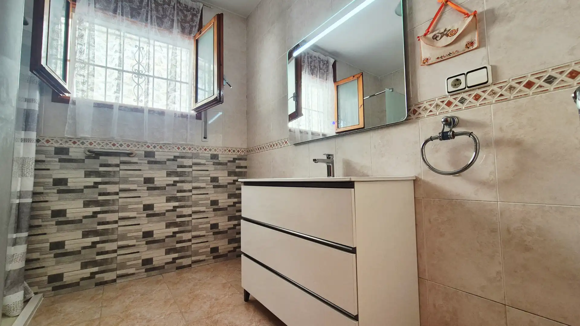 Bany de Casa o xalet en venda en Arenys de Mar amb Calefacció, Terrassa i Moblat