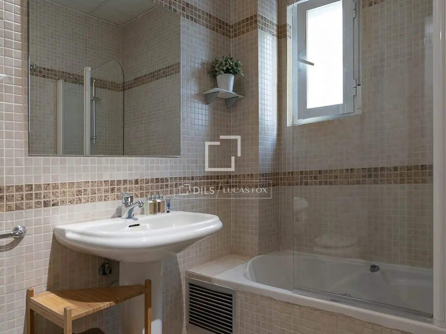 Bathroom of Flat for rent in Fuente Palmera  with Air Conditioner and Furnished
