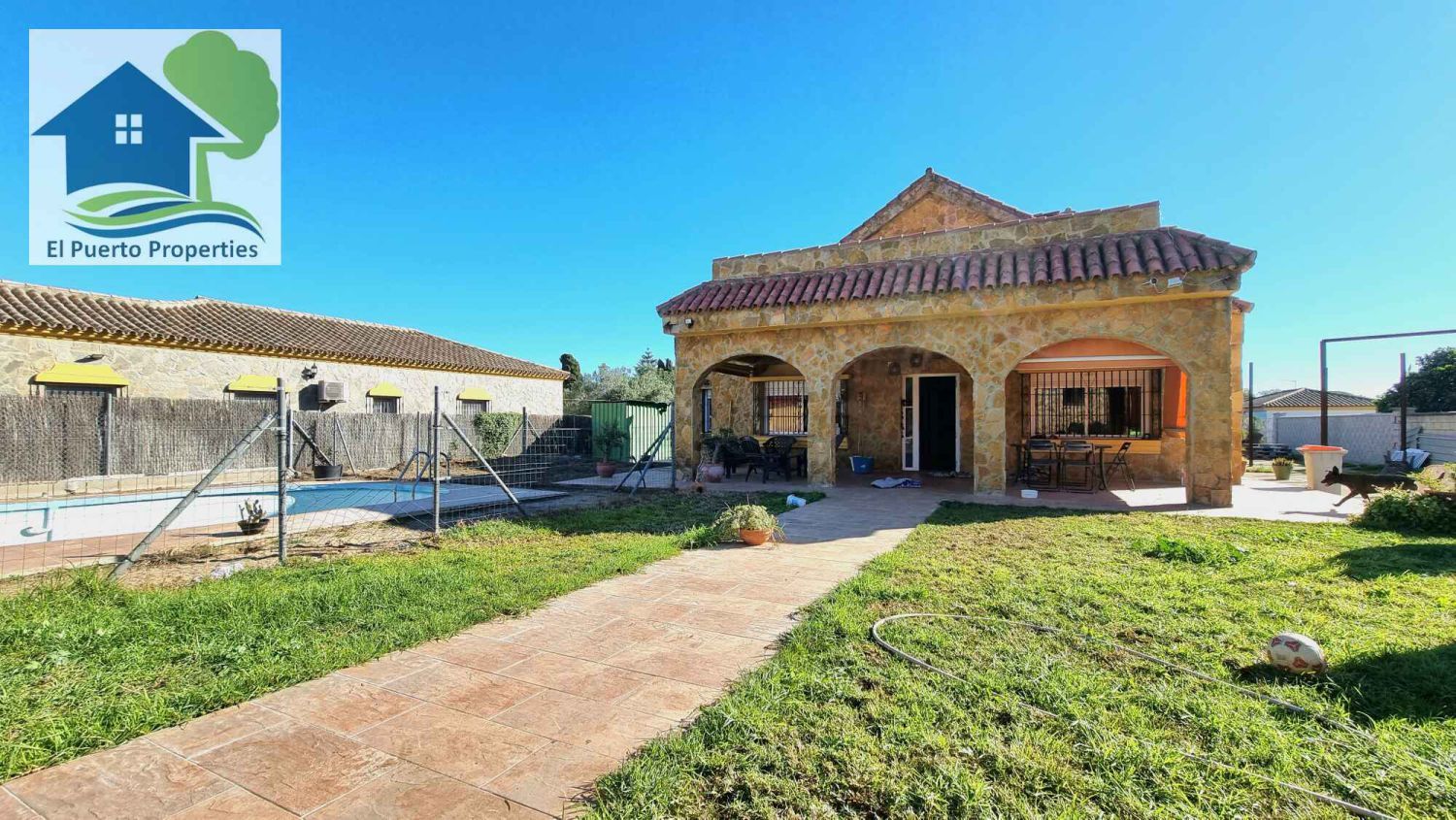 Exterior view of House or chalet for sale in El Puerto de Santa María  with Terrace, Storage room and Swimming Pool