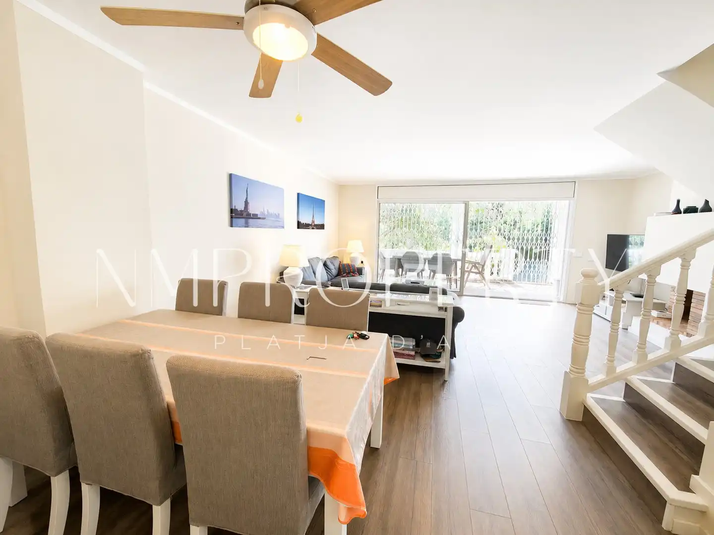 Wohnzimmer von Einfamilien-Reihenhaus zum Verkauf in Castell d'Aro, Platja d'Aro i s'Agaró mit Heizung, Privatgarten und Parkett