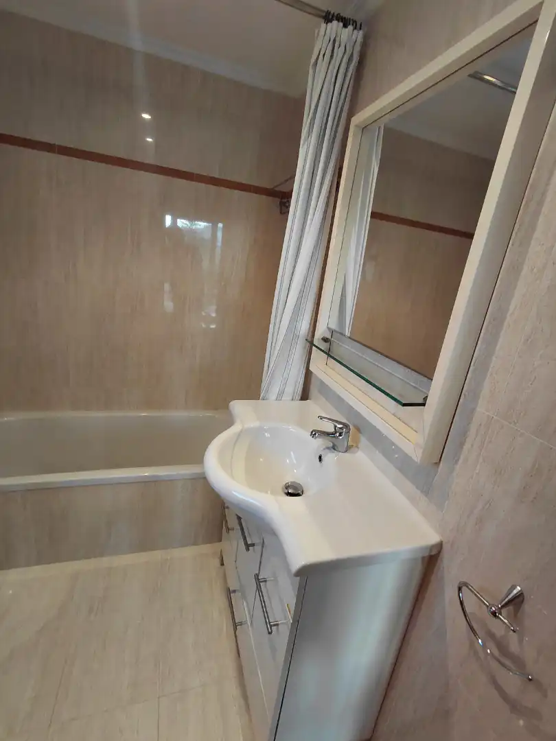 Badezimmer von Wohnung zum Verkauf in Oleiros mit Heizung, Parkett und Möbliert
