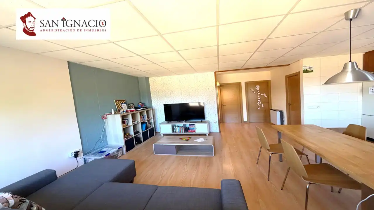 Sala d'estar de Pis en venda en Villarcayo de Merindad de Castilla la Vieja amb Calefacció, Moblat i Balcó