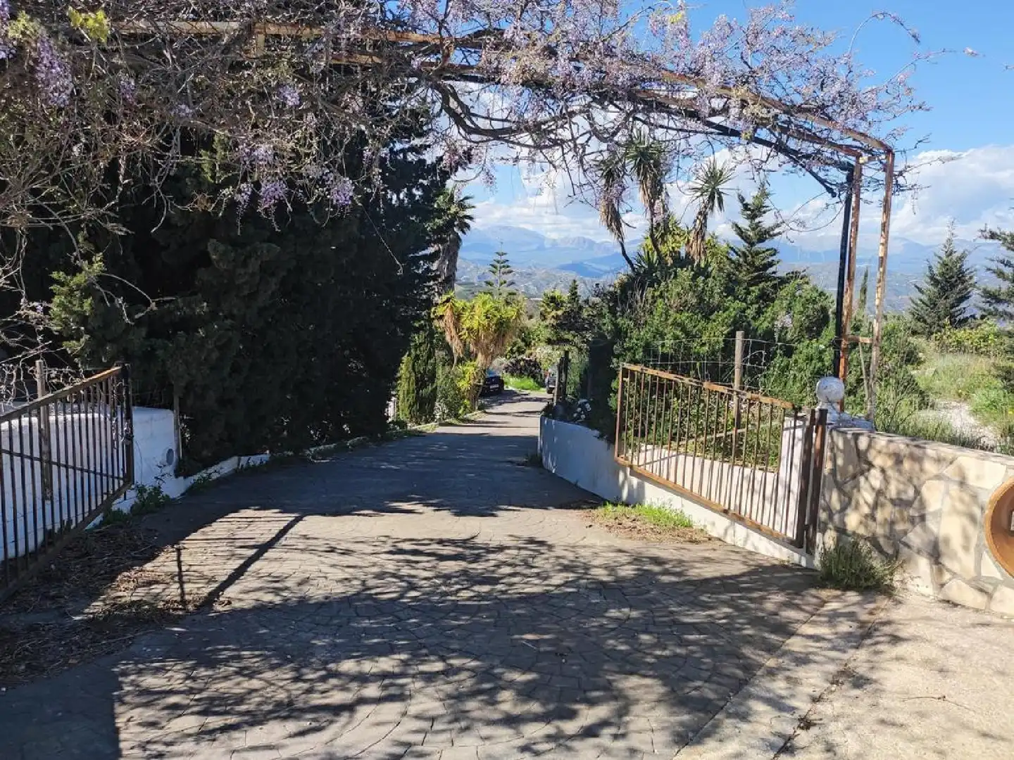 Vista exterior de Casa o xalet en venda en Iznate amb Jardí privat, Terrassa i Traster