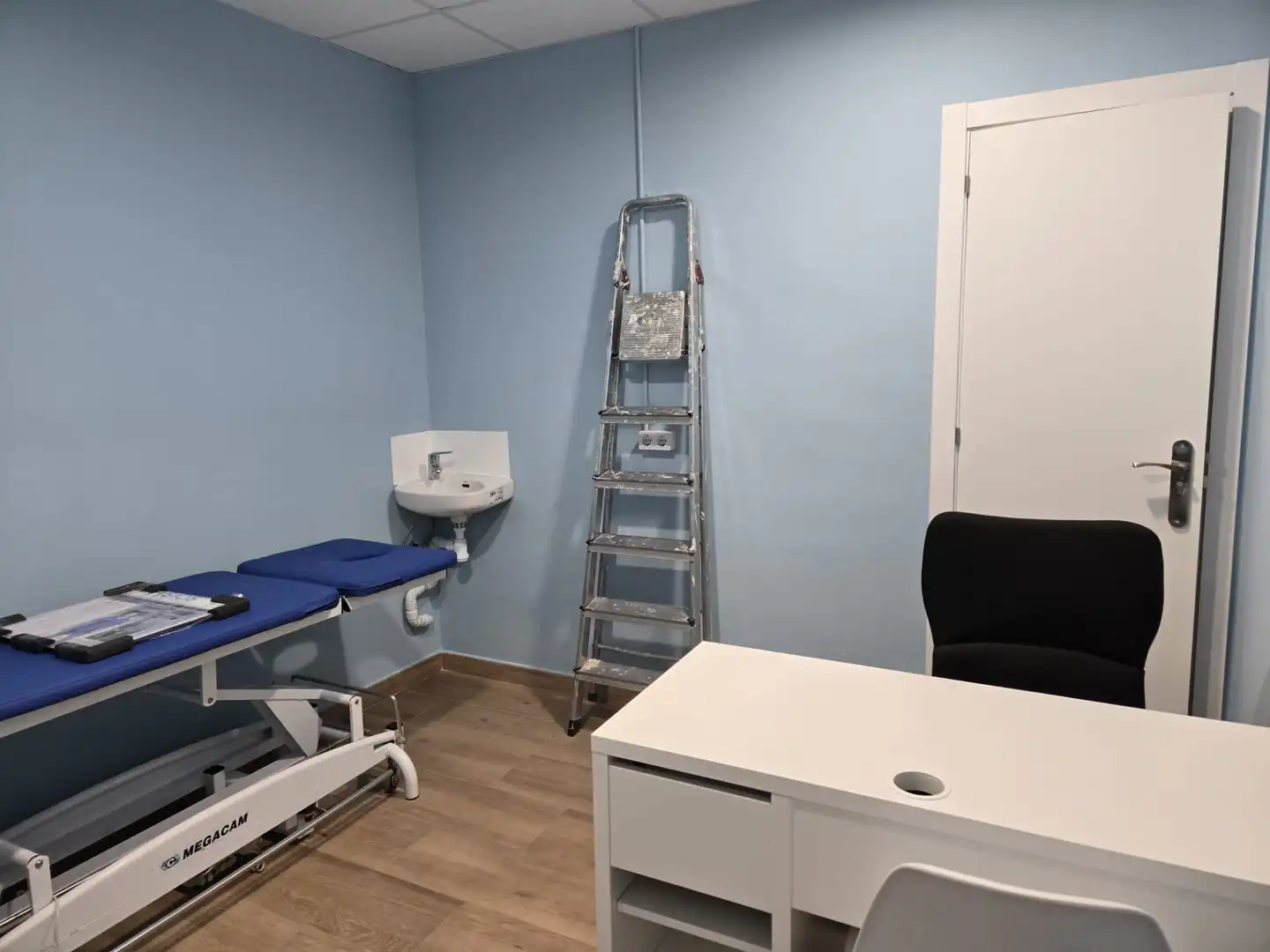 Dormitori de Oficina de lloguer en L'Hospitalet de Llobregat amb Aire condicionat, Calefacció i Moblat