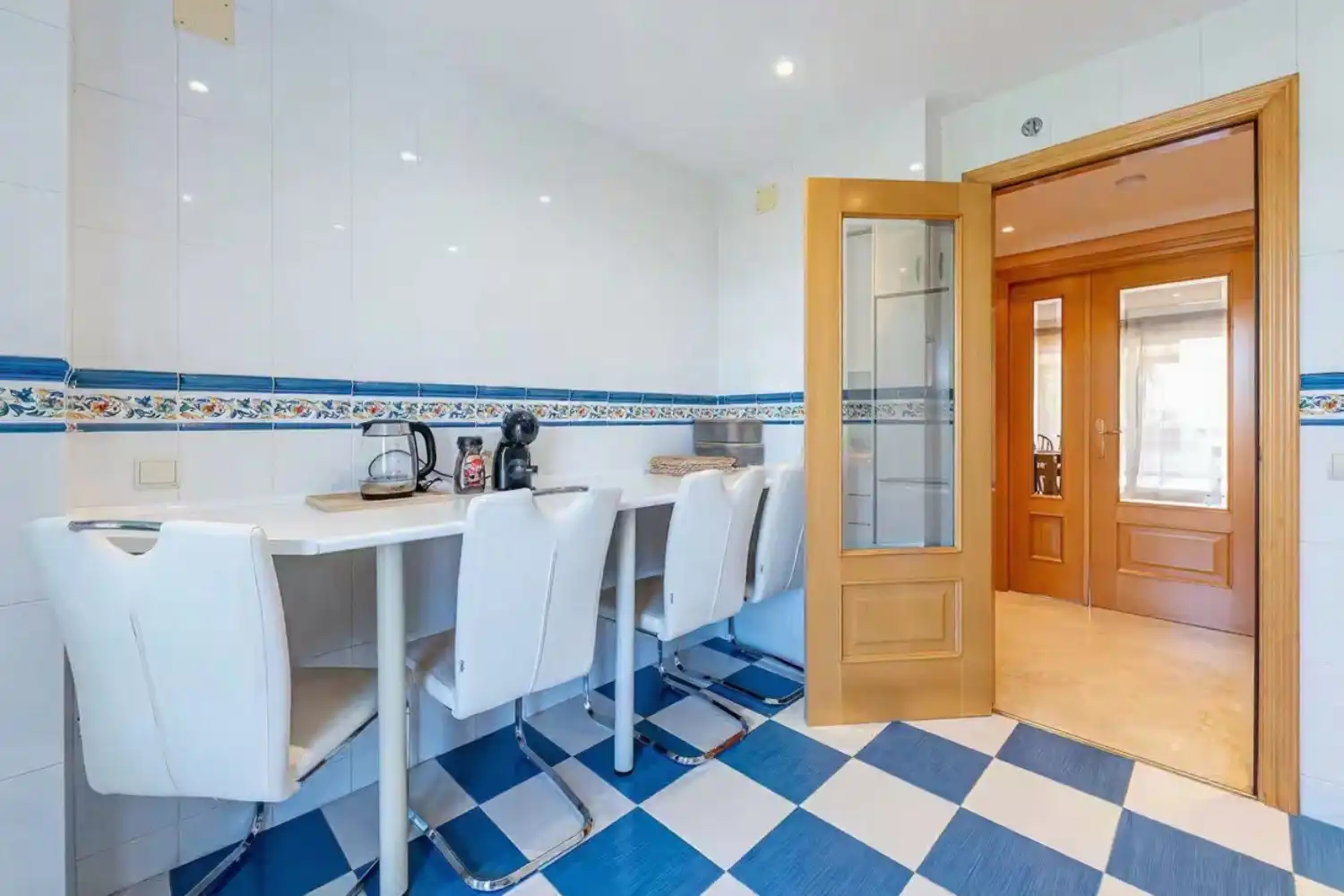 Cocina de Apartamento de alquiler en Estepona con Aire acondicionado, Terraza y Piscina