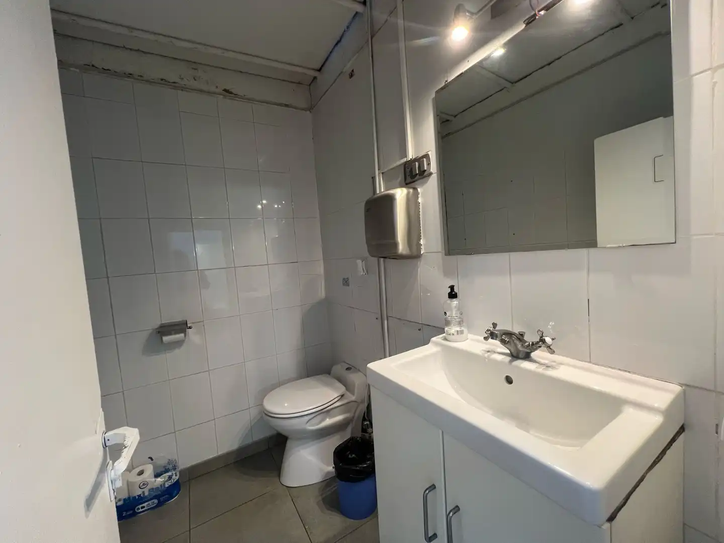 Baño de Oficina de alquiler en Barcelona con Aire acondicionado, Calefacción y Amueblado