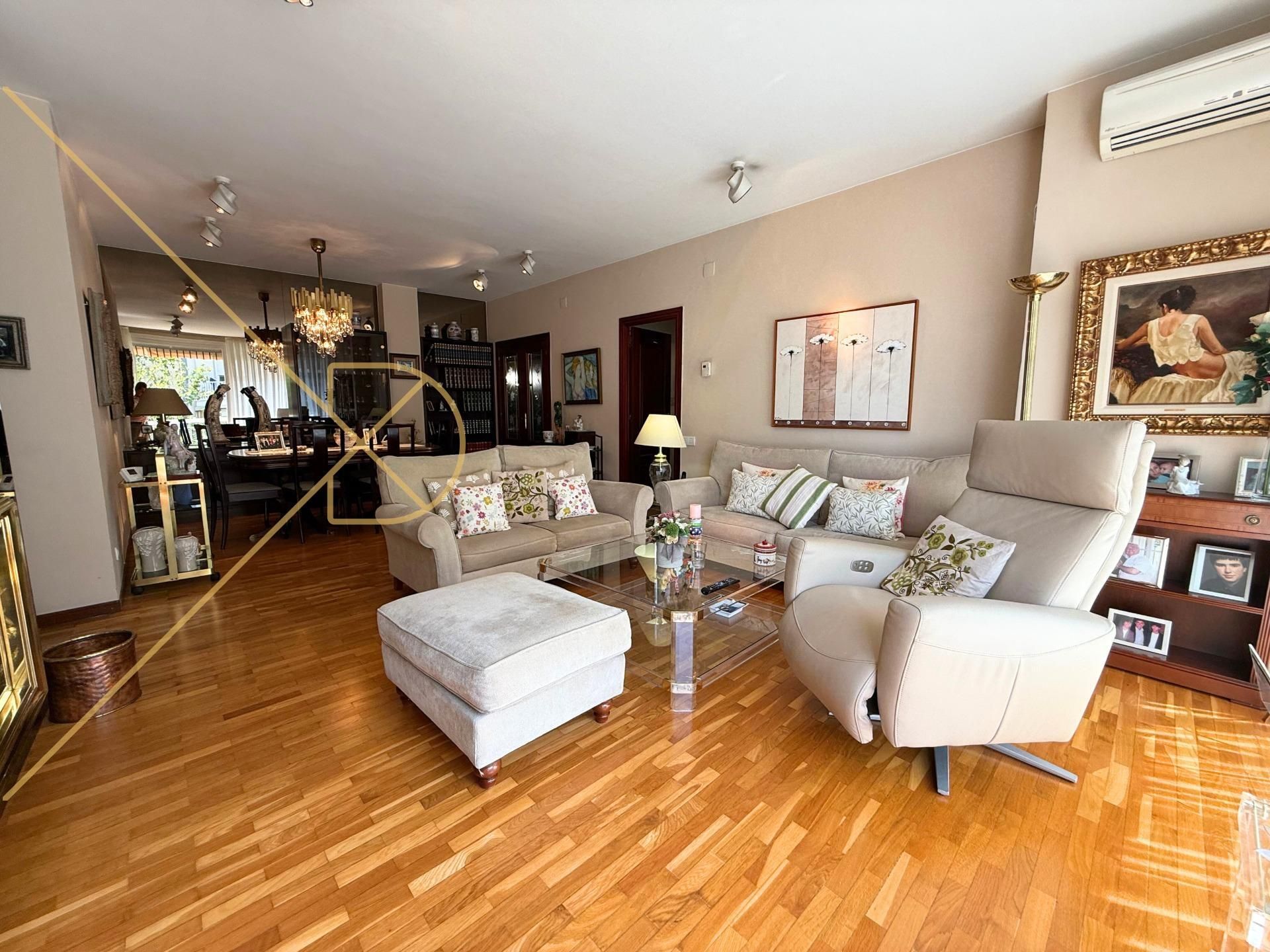 Sala de estar de Ático en venta en  Barcelona Capital con Calefacción, Parquet y Trastero