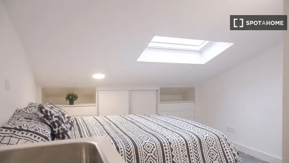 Schlafzimmer von Wohnung zur Miete in Madrid mit Klimaanlage, Heizung und Möbliert