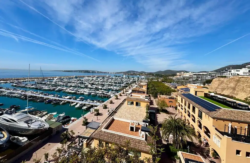 Vista exterior de Apartamento en venta en Calvià con Aire acondicionado, Terraza y Piscina comunitaria