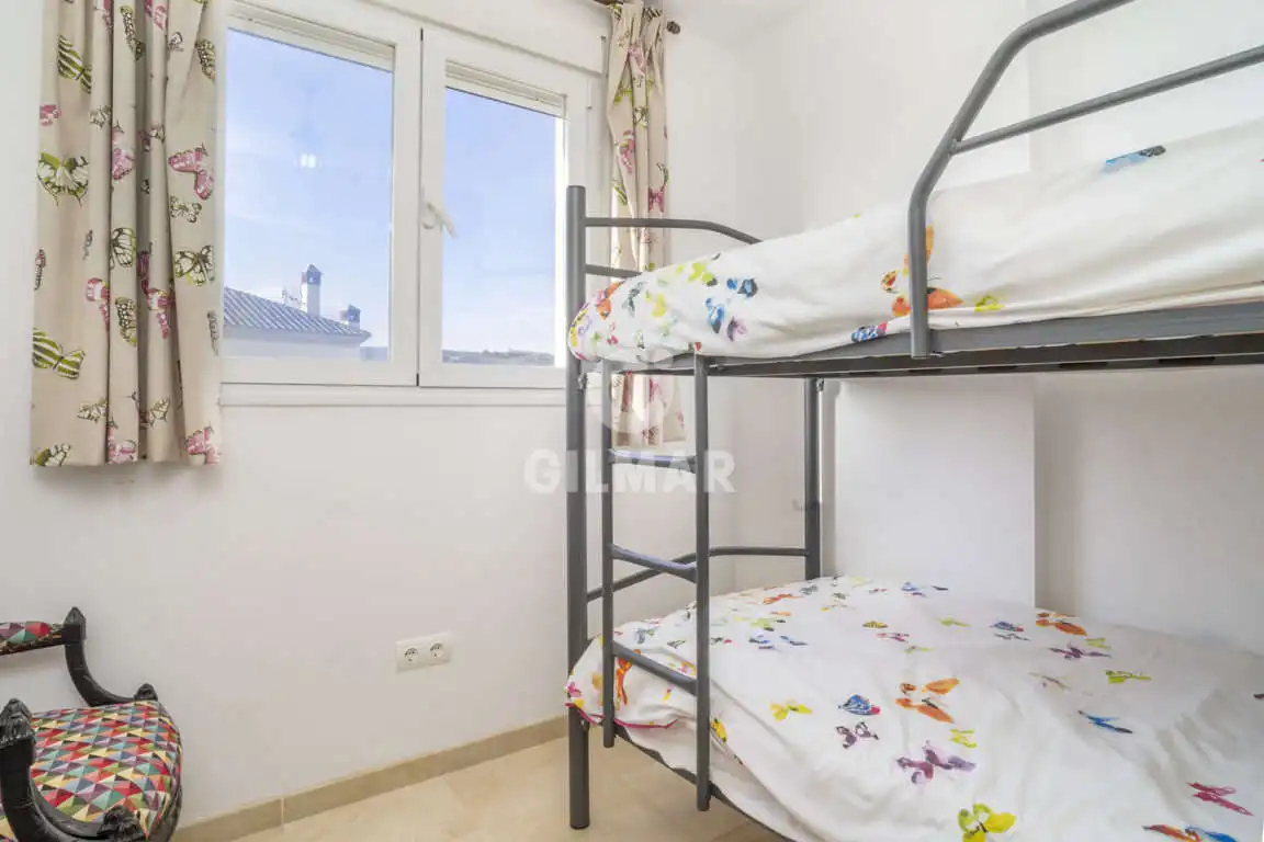 Schlafzimmer von Maisonette zum Verkauf in Sotogrande mit Heizung, Abstellraum und Schwimmbad