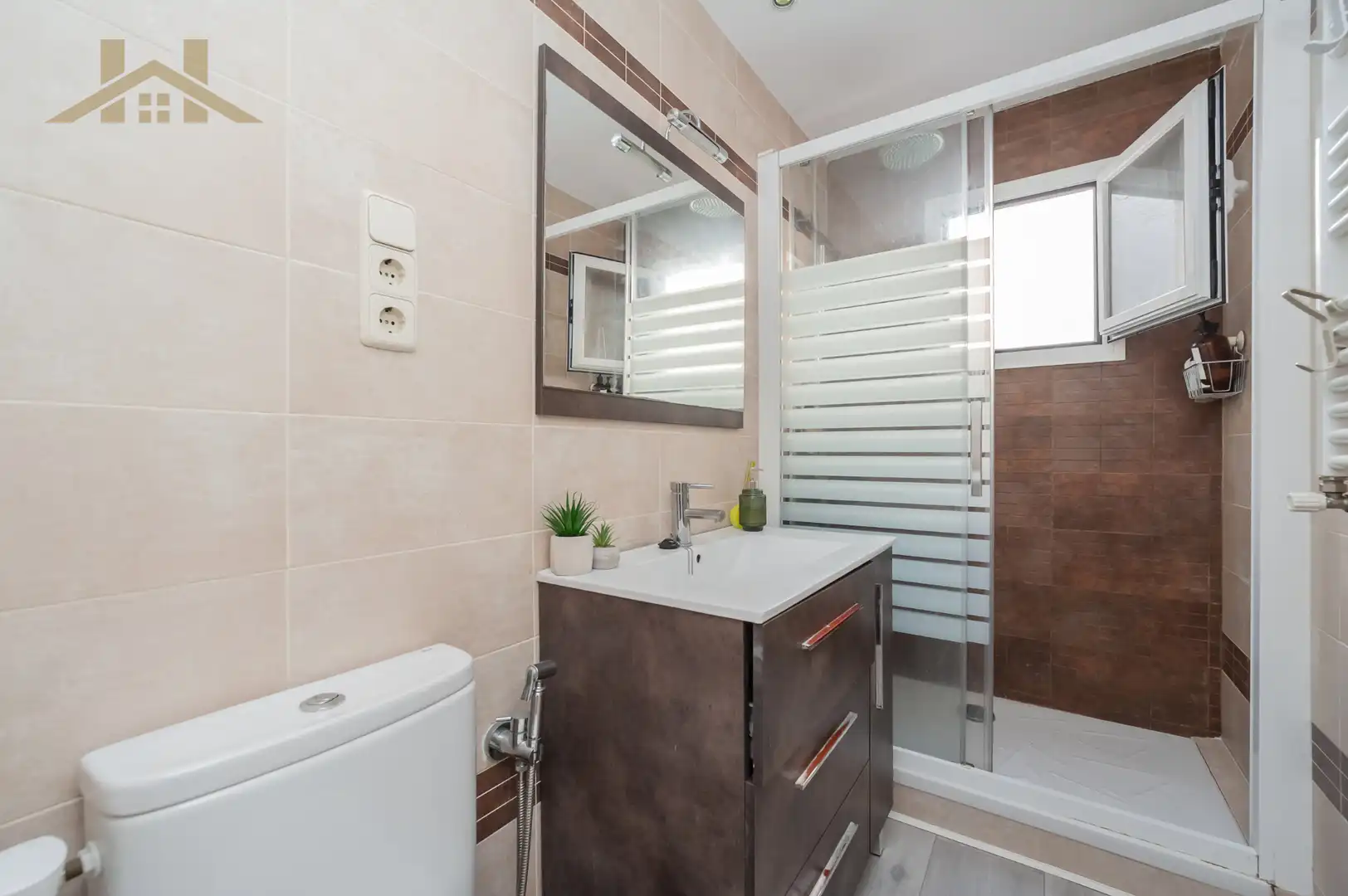 Bathroom of Flat for sale in Móstoles  with Air Conditioner and Heating