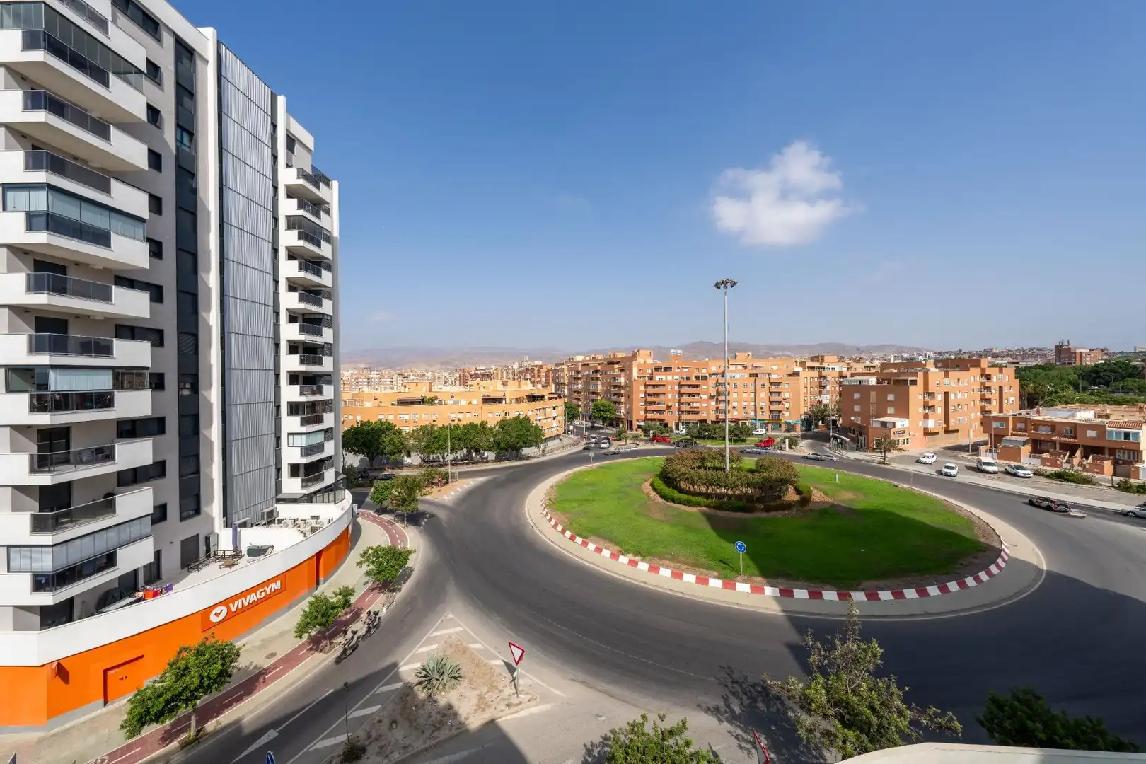 Vista exterior de Pis en venda en Almería amb Aire condicionat, Jardí privat i Terrassa
