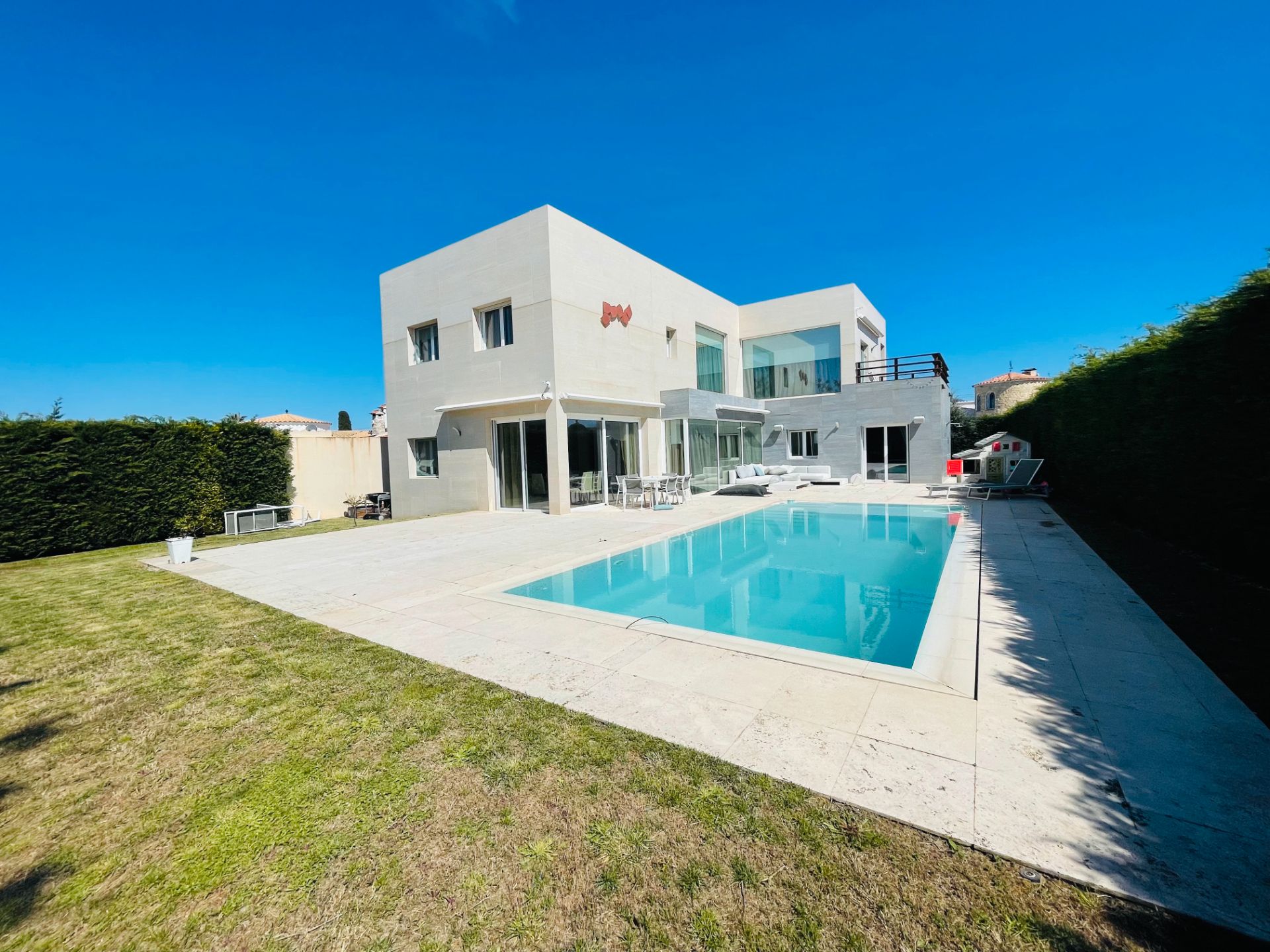 Vista exterior de Casa o xalet de lloguer en Empuriabrava amb Jardí privat, Terrassa i Piscina