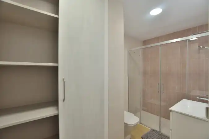Bany de Pis en venda en Ronda amb Aire condicionat, Terrassa i Balcó
