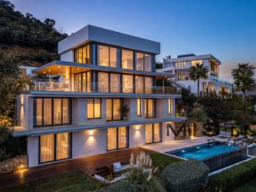 House with balcony for sale in C Lila