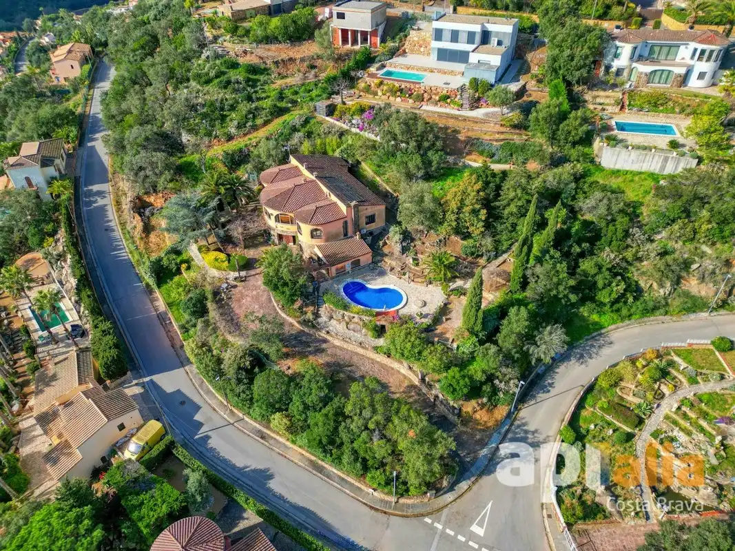 Chalet con piscina en venta en Carrer Basilea, imagen 3