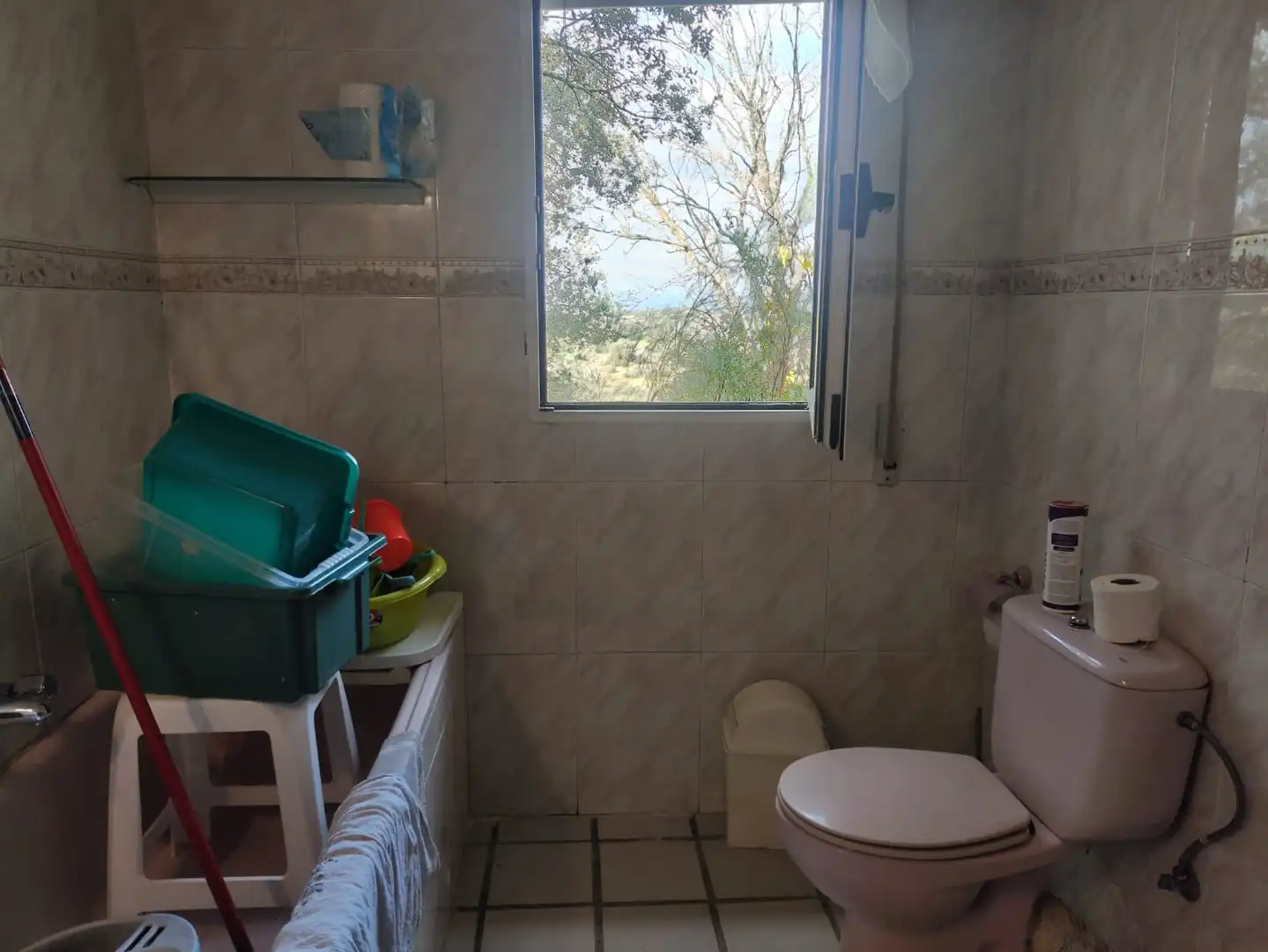 Bany de Casa o xalet en venda en Sevilla la Nueva amb Calefacció, Jardí privat i Terrassa