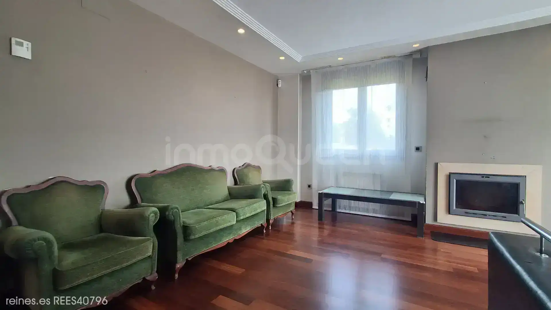Sala d'estar de Casa o xalet en venda en Oviedo  amb Calefacció, Jardí privat i Terrassa