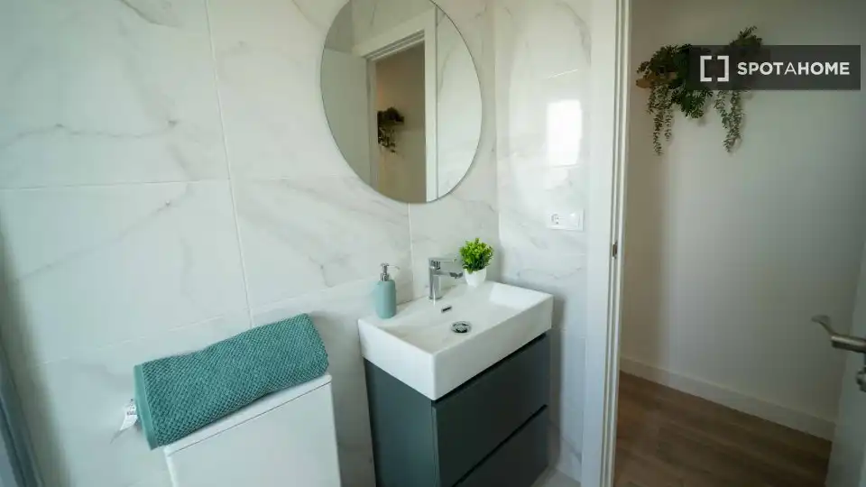 Room in Cuatro Caminos