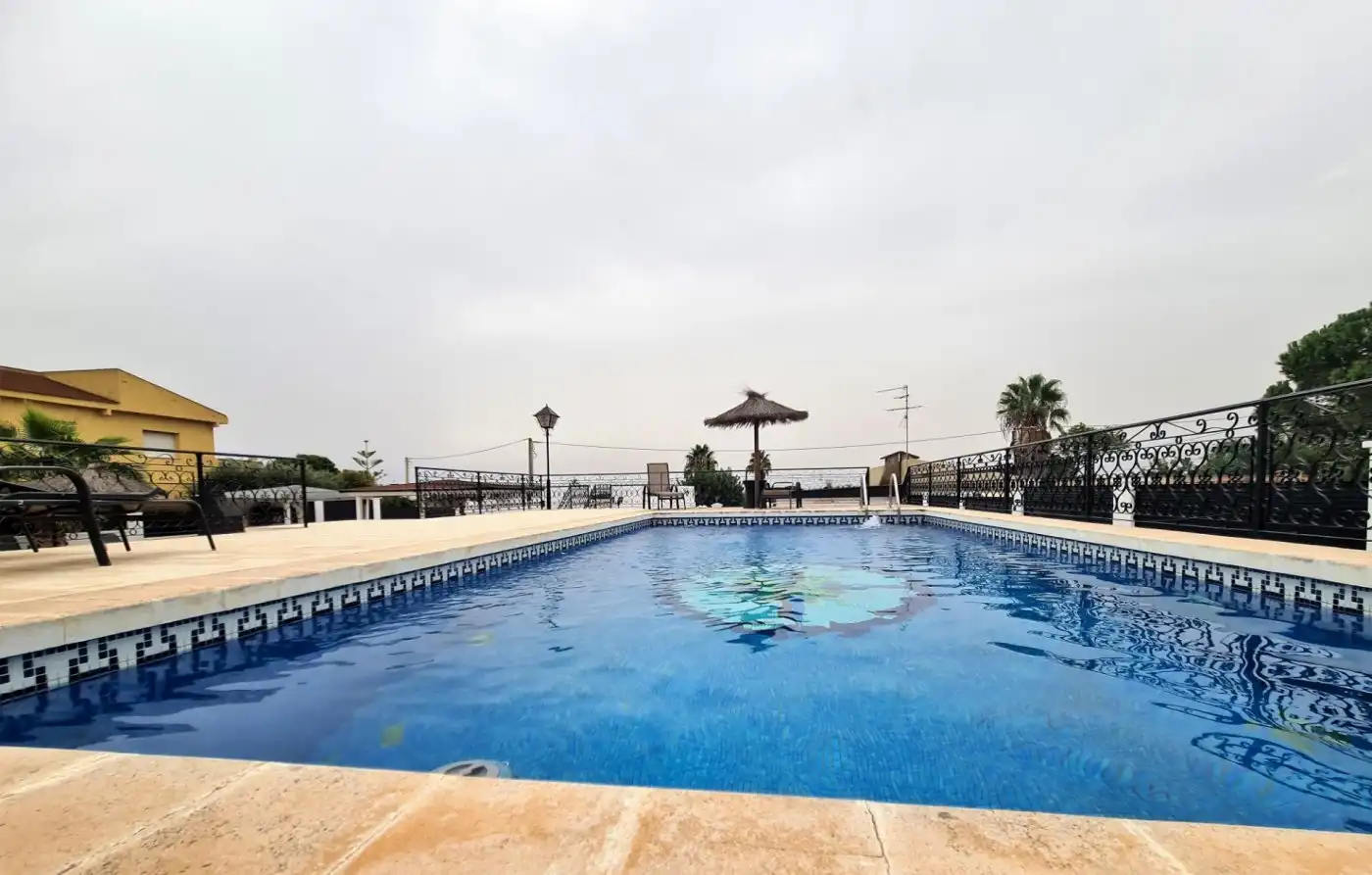 Xalet amb piscina en venda a Urbanizaciones