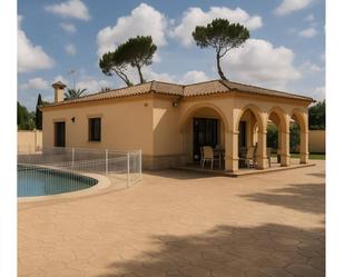 Vista exterior de Casa o xalet en venda en Chiclana de la Frontera amb Piscina i Moblat