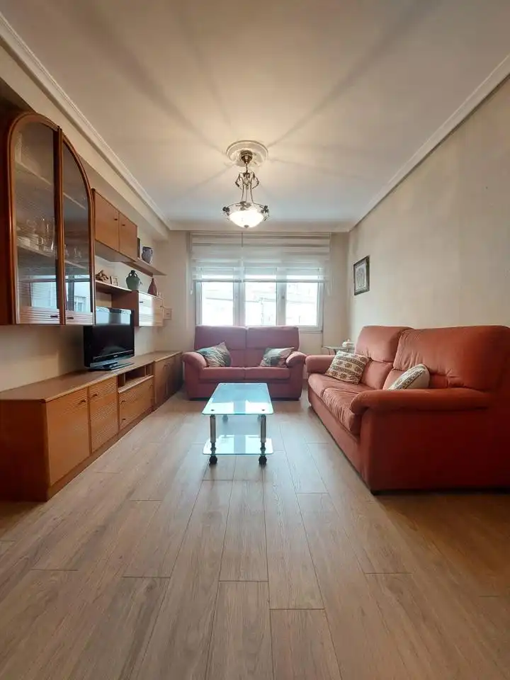 Sala d'estar de Pis en venda en Gijón  amb Calefacció i Moblat