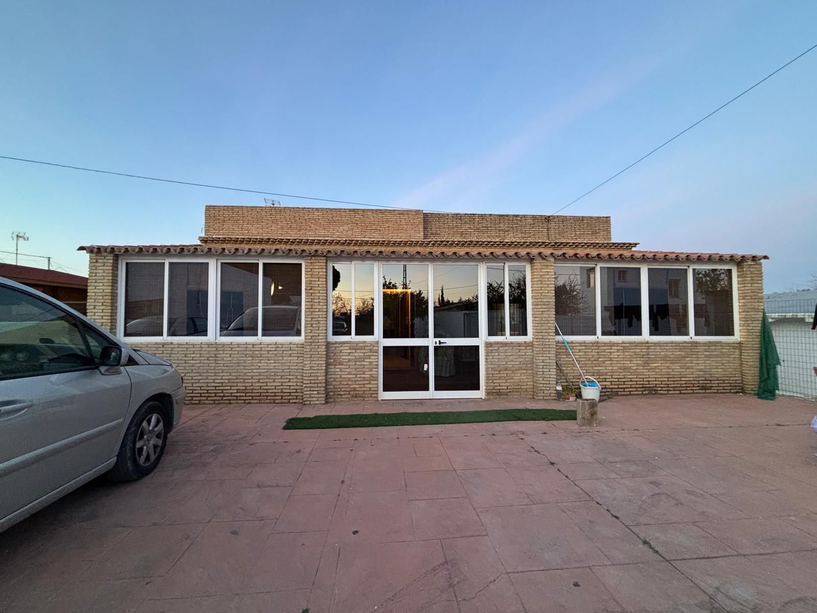 Vista exterior de Casa o xalet en venda en Chiclana de la Frontera amb Jardí privat, Terrassa i Traster