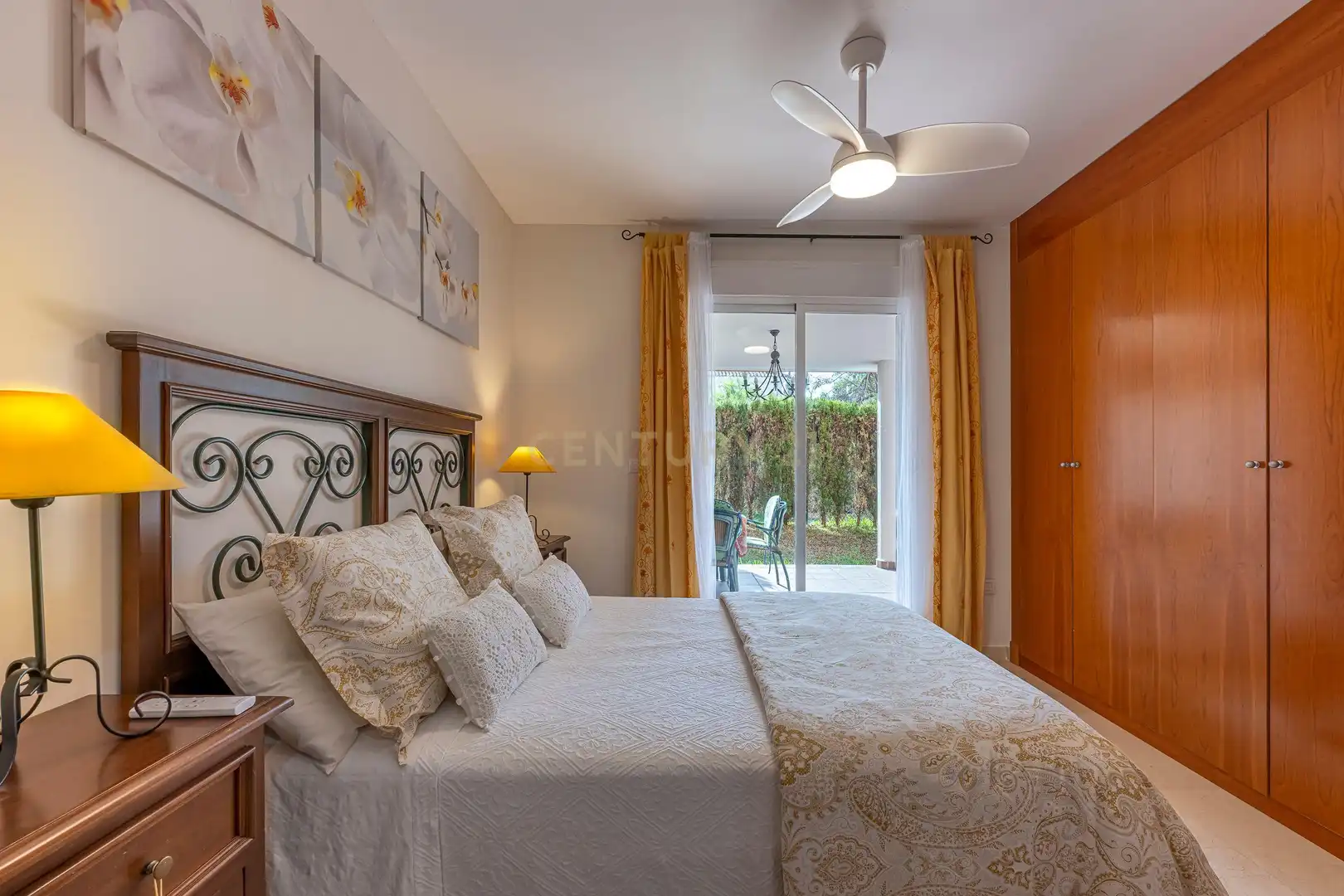 Dormitori de Pis de lloguer en Marbella amb Aire condicionat, Jardí privat i Piscina comunitària