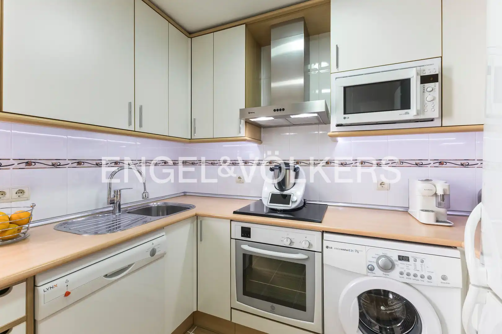 Kitchen of Flat for sale in Madrid  with Air Conditioner, Heating and Parquet flooring
