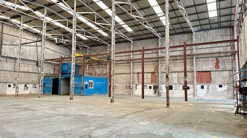 Nave de 1.200m2 en el Polígono de Trascueto con dos puentes grúa