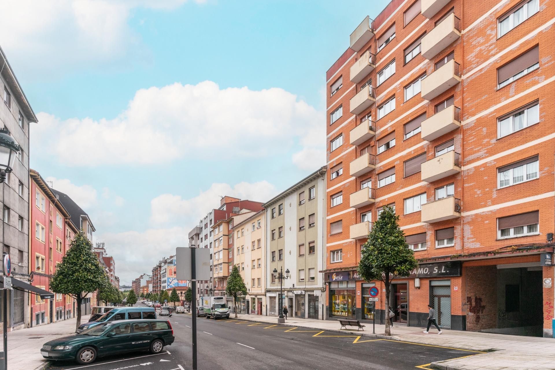 Vista exterior de Pis en venda en Oviedo  amb Terrassa i Balcó