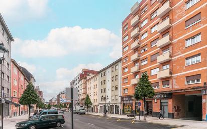 Vista exterior de Pis en venda en Oviedo  amb Terrassa i Balcó