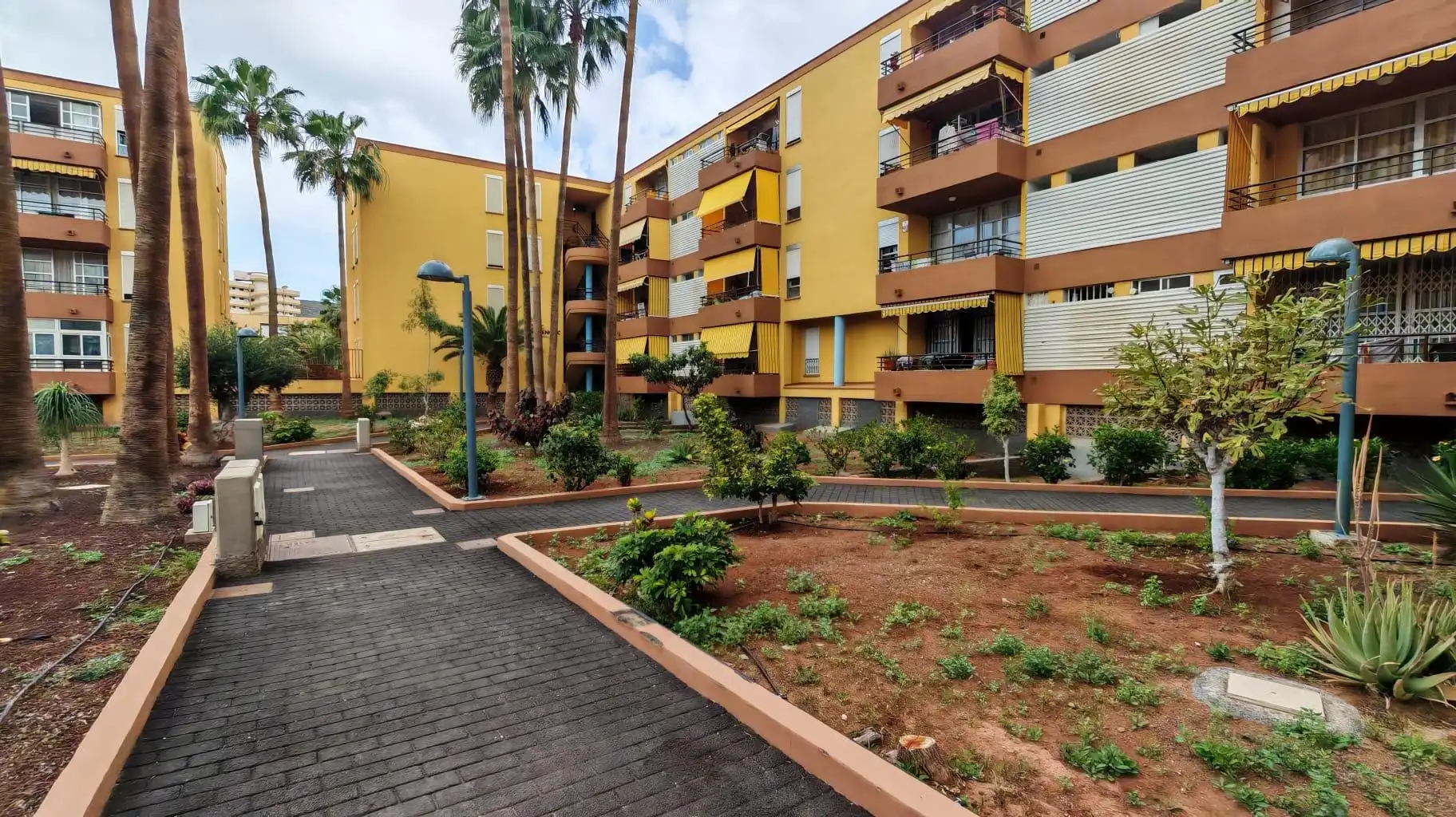Vista exterior de Planta baixa en venda en Arona amb Jardí privat, Terrassa i Piscina comunitària