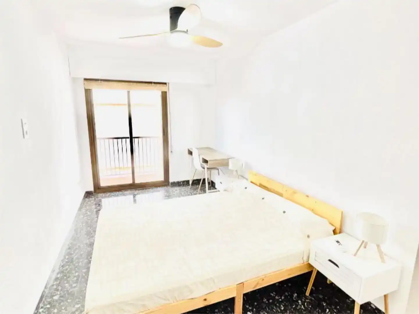 Schlafzimmer von Wohnung zur Miete in  Valencia Capital mit Klimaanlage und Balkon
