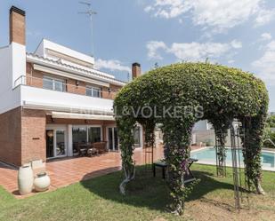 Vista exterior de Casa o xalet de lloguer en Sitges amb Aire condicionat, Terrassa i Piscina