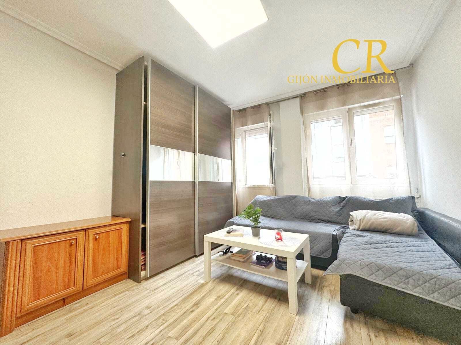 Sala d'estar de Pis en venda en Gijón  amb Calefacció, Moblat i Forn