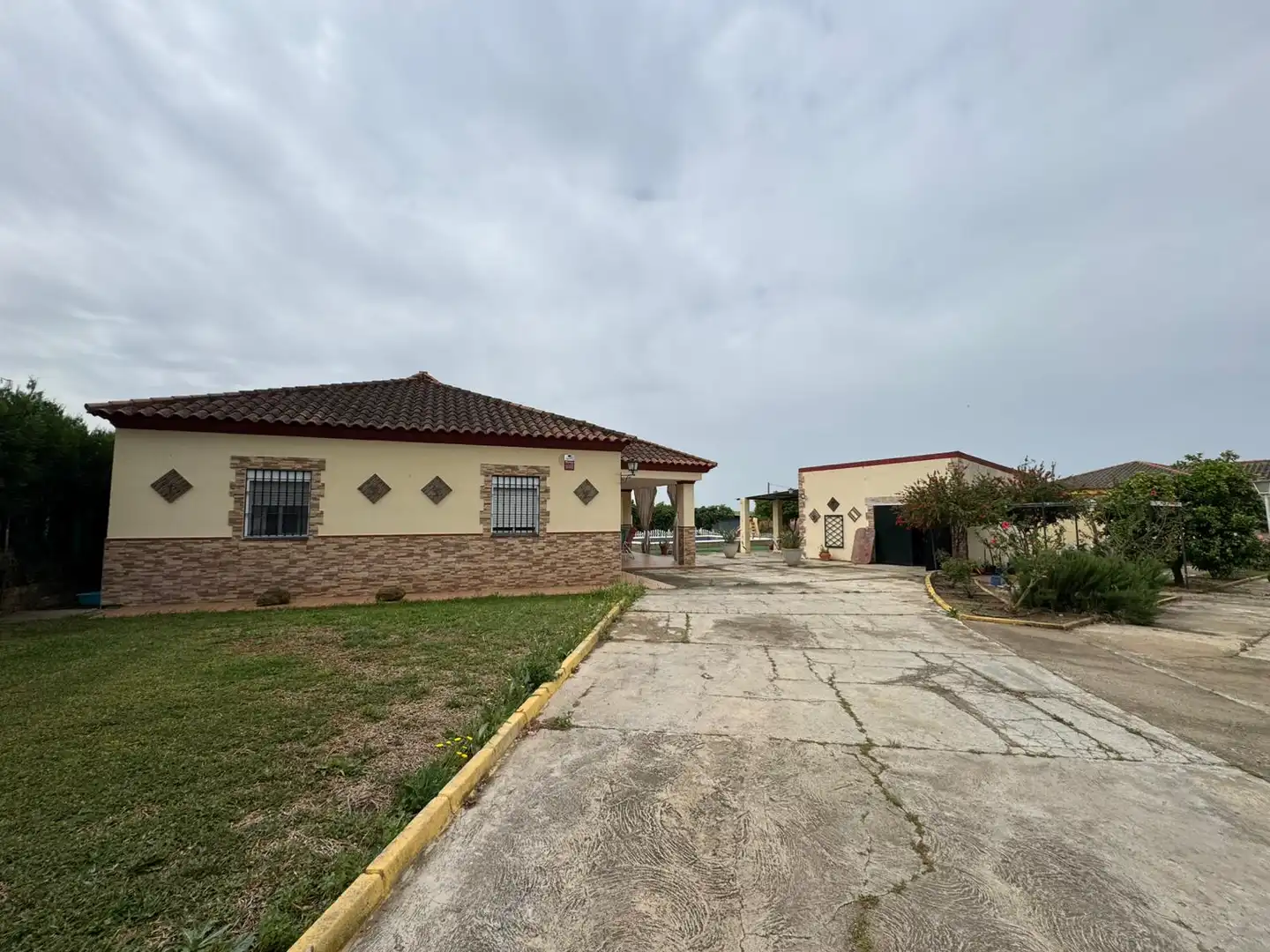 Vista exterior de Casa o chalet en venta en Carmona con Terraza, Trastero y Piscina