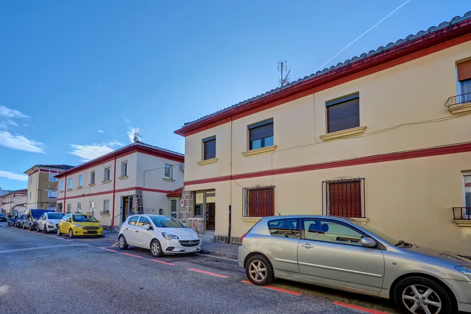 Außenansicht von Wohnung zum Verkauf in  Pamplona / Iruña mit Parkett, Terrasse und Abstellraum
