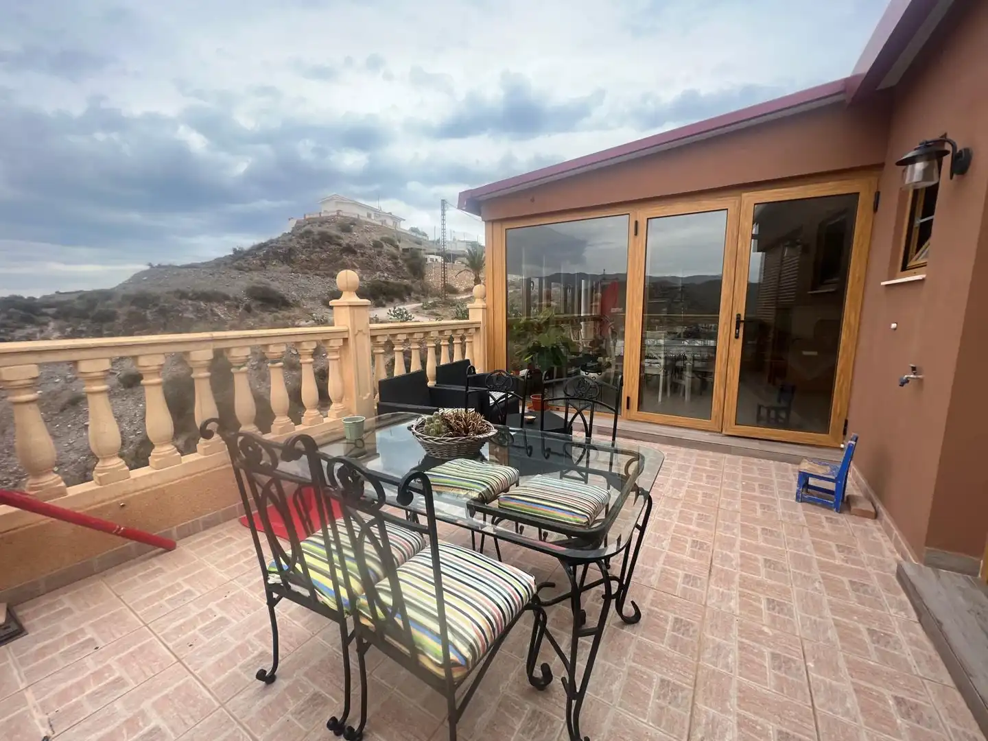 Villa con terrazza in vendita a Los Collados-Los Geraneos