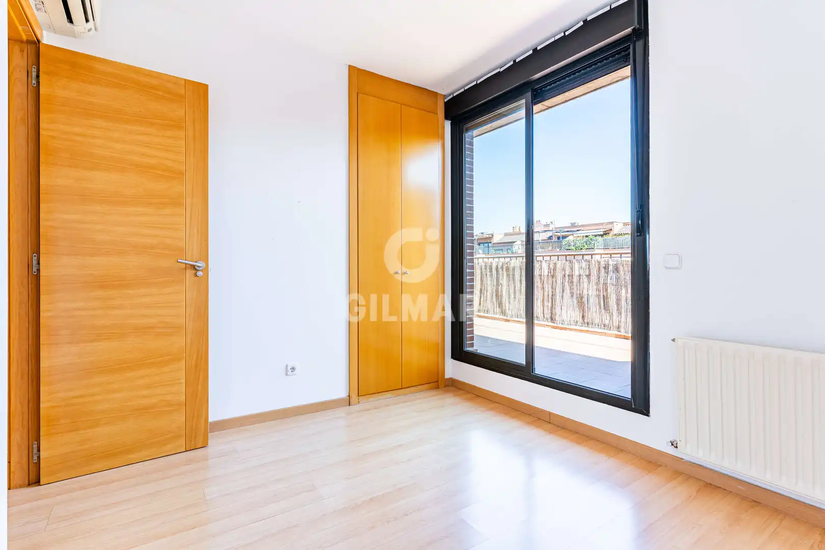 Schlafzimmer von Dachboden zum Verkauf in Madrid mit Heizung, Privatgarten und Abstellraum