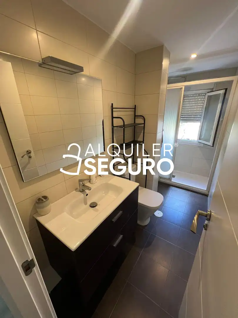 Baño de Piso de alquiler en Madrid con Calefacción y Terraza