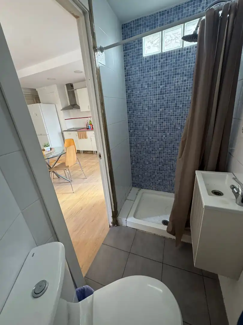 Badezimmer von Wohnung zur untervermieten in Valencia mit Möbliert, Ofen und Waschmaschine