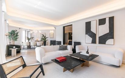 Living room of Flat for sale in  Madrid Capital  with Air Conditioner, Terrace and Balcony