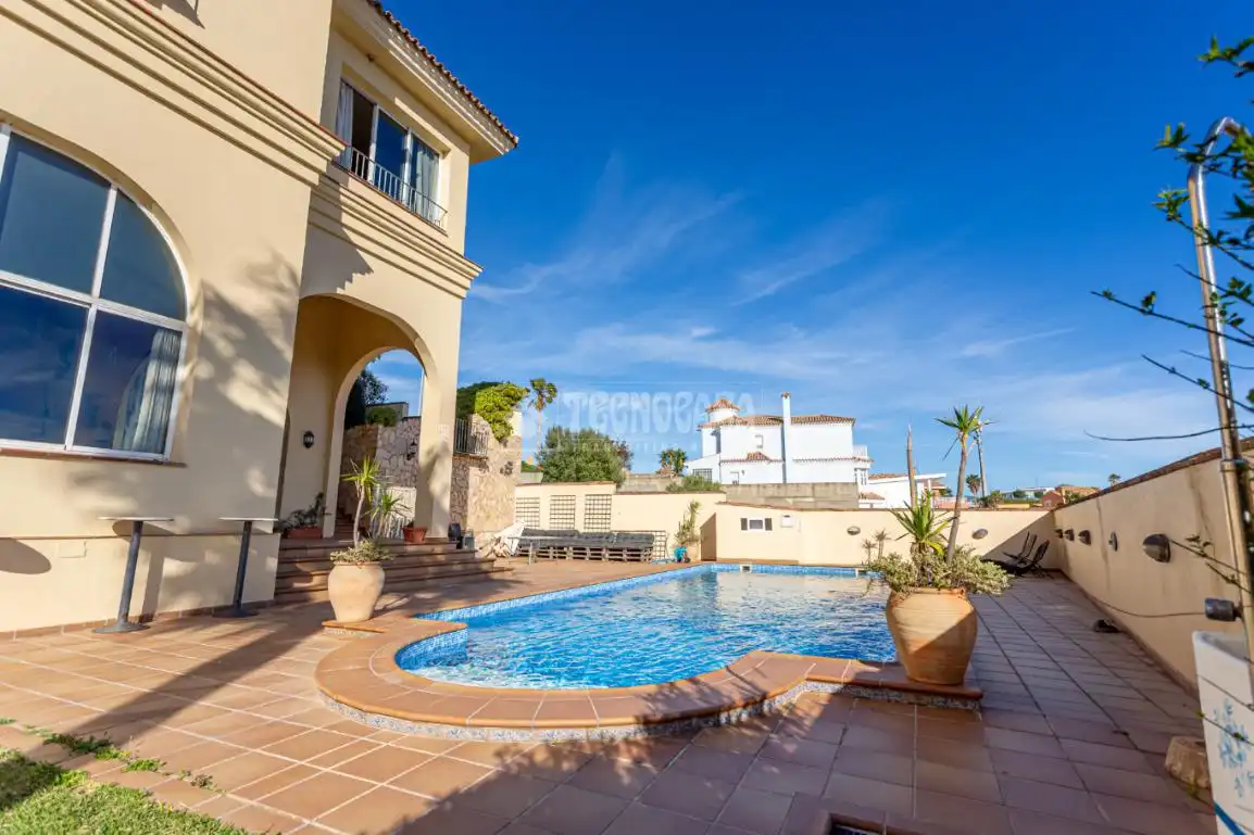 Exterior view of Houses for sale in Algeciras  with Air Conditioner and Swimming Pool